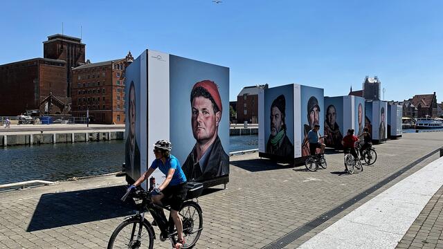 In der Open-Air-Fotoausstellung „Die Letzten ihrer Zunft“ wird auf einen mit Sorge beobachteten Berufsstand, auf die deutschen Ostseefischer, hingewiesen. Foto: Helmut Kuzina