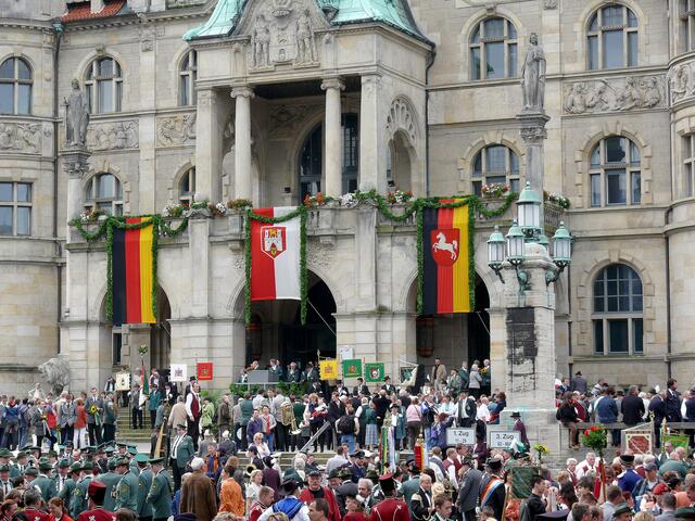 Der Schützenausmarsch startete am Neuen Rathaus