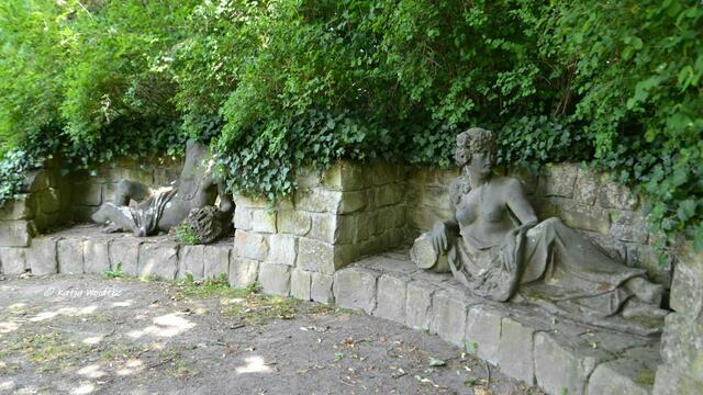 Sandsteinplastiken an der neu gestalteten Grotte vor der Schlossterrasse im Von-Alten-Garten (Foto: Katja Woidtke) | Foto: Katja Woidtke