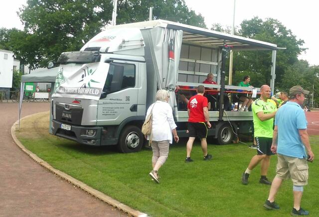 Spielfeldbeobachtung-Truck mit Chef-Ansager Alfred Huß (rotes Hemd).