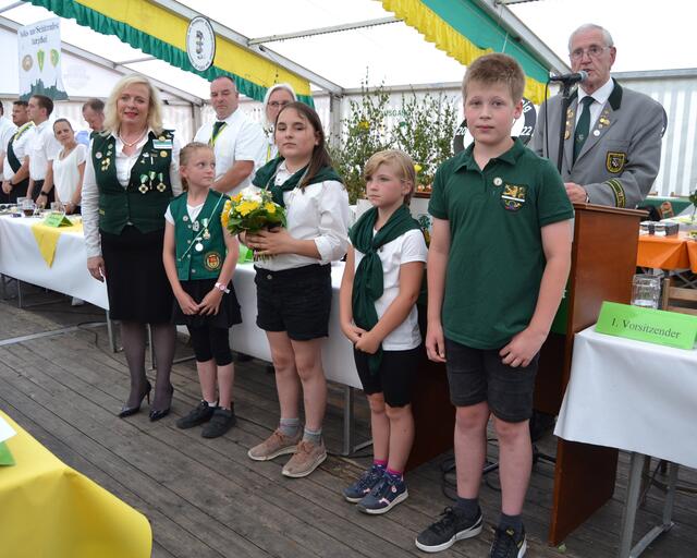 Heike Köhler, Kreiskinderkönigin  2022 Mitte Lia Bierstedt v.l.