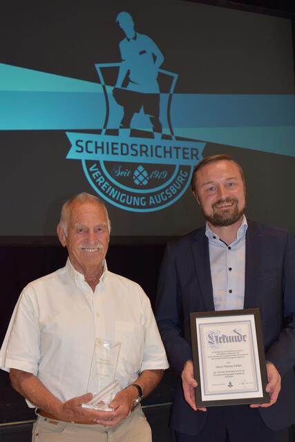 Zwei Auszeichnungen für zwei Männer, die noch dazu am selben Tag Geburtstag hatten: Artur Alt vom TSV Steppach erhielt die Verbandsplakette des Bayerischen Fußballverbandes für 62 Jahre als aktiver Schiedsrichter (links), und Thomas Färber von der SpVgg Bärenkeller wurde zum Ehrenobmann ernannt.