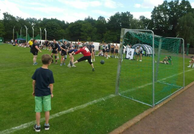 Na, geht der Ball rein, scheint der Junge zu denken. Vorbei oder rein, eher Tor.