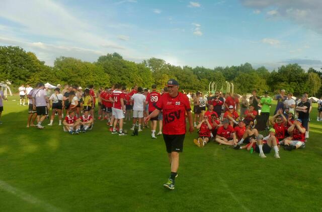 Der Sieger bei den Herren schreitet zur Preisverleihung...