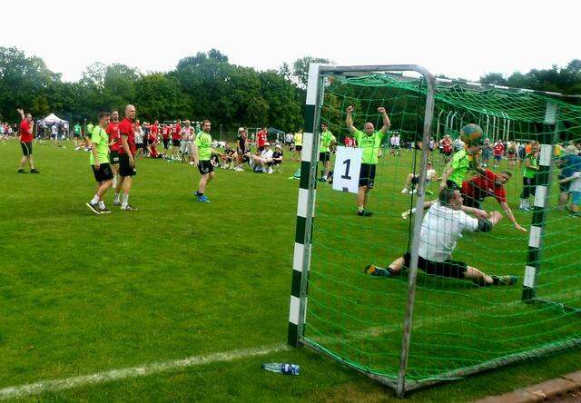 Jetzt noch einige Spielszenen, bunt zusammengewürfelt. Die Mannschaften mögen sich erkennen...