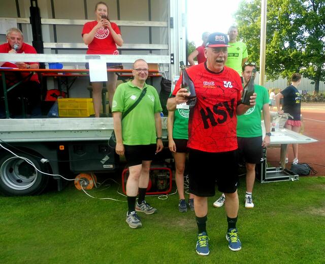 ...es ist der HSV EinSchenker. Das kühle Naß wird präsentiert.