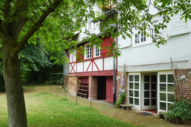 Unter dem Walnussbaum am Otto-Ubbelohde-Haus in Lahntal-Goßfelden.
