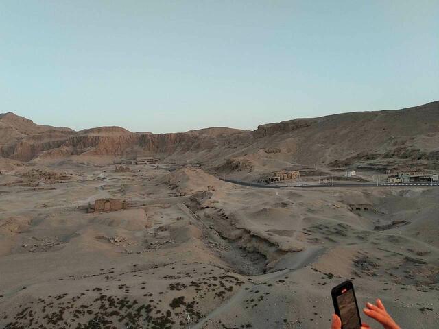 Auf 9 Uhr: Der Totentempel der Hatschepsut. Vor ein paar Jahren habe ich an der Luxor-Laufveranstaltung teilgenommen. Der Start war vor dem Tempel.