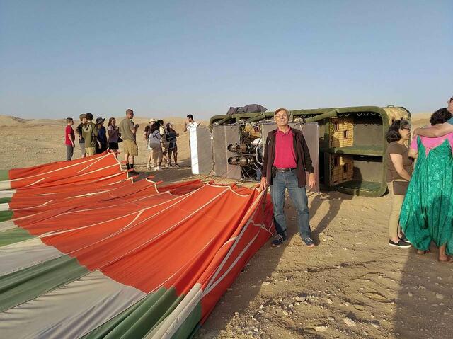 Der Wind hatte inzwischen zugenommen und der Pilot sich entschlossen, quer zwischen Hügeln auf einer ebenen Fläche zu landen. Dazu musste er einen schnellen Sinkflug machen und eine harte Landung beendete ein tolles Abenteuer.