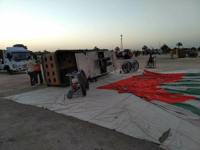 Preußische Ordnung im Ägyptenland. Erstaunlich. - Die vier Ventilatoren blasen die Hülle soweit auf, bis die Heißluftbrenner eingesetzt werden können.