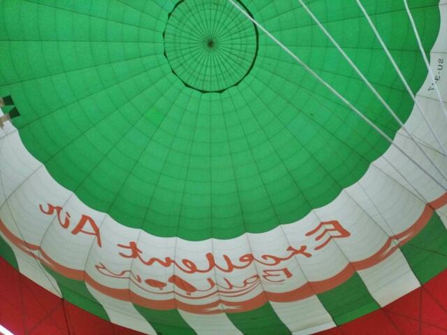 Blick in den Ballon. Die Heißluftbrenner rauschen nun. Wir Fliegen mit dem Unternehmen „Excellent Hot Air Balloon“.