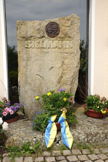 Grabstein Sielmann vor der Franz von Assisi Kapelle