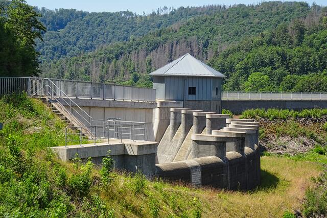 die gleiche Hochwasserentlastungsanlage  der Odertalsperre aus einer anderen Perspektive
