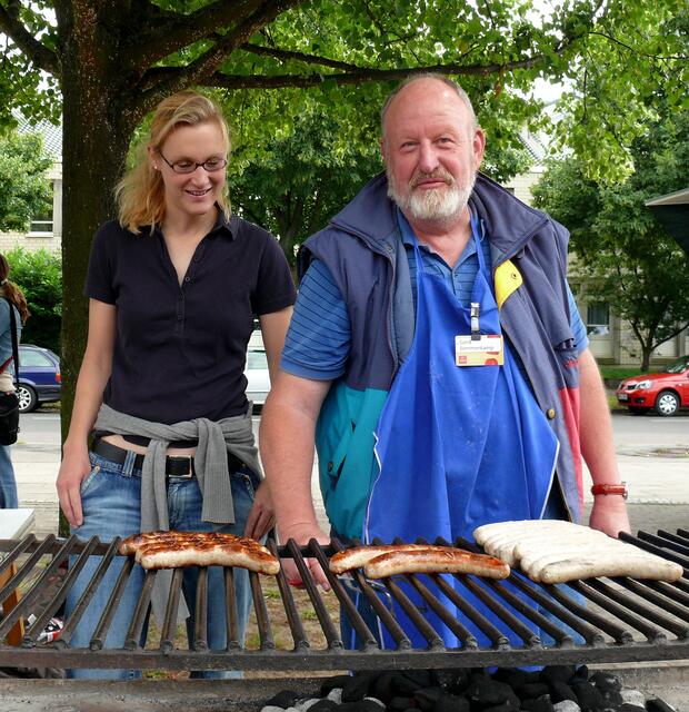 Bezirksratsherr Gerd Sommerkamp war der Grillmeister.