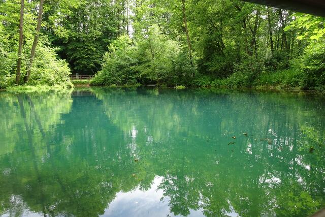 die Rhumequelle - eine Karstquelle - fördert in der Sekunde  2,5 - 6 Tausend Liter Wasser nach oben