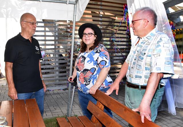 Bezirksbürgermeisterin Antje Kellner (mitte) im Gespräch mit Axel Grote (l.).
