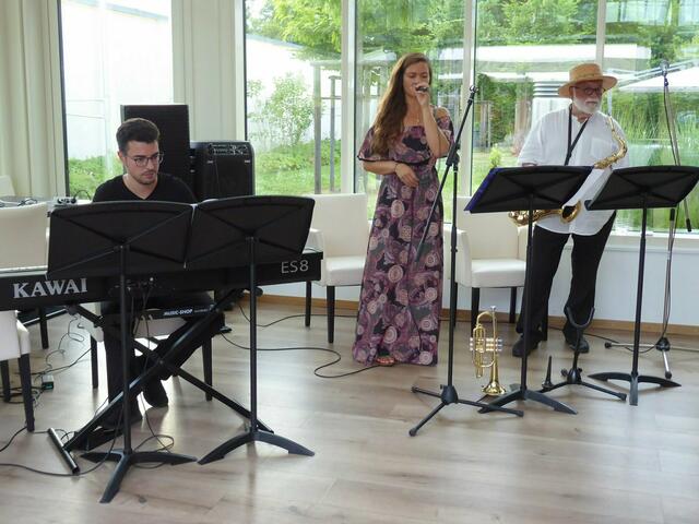 Kirill Kvetniy, Julia Blind und "Papa" Manfred-Andreas Lipp (v. l.) unterhielten die Gäste der HOGALOUNGE in Neusäß.