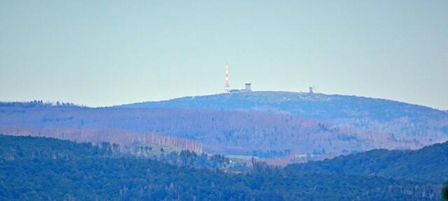 Brocken von der Anhöhe an der Franz von Assisi Kapelle (ca. 30 km Luftlinie) aufgenommen