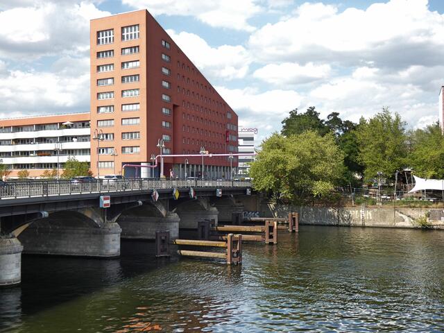 Die Schillingbrücke über die Spree zwischen Friedrichshain und Kreuzberg steht seit 1990 unter Denkmalschutz. Das südliche Spreeufer bildete ab 1945 die Grenze zwischen Ost- u. West-Berlin, die Brücke selbst lag im Ostteil. Nach dem  Mauerbau 1961 war sie mit einer breiten Sperrzone gegen evtl. Flüchtlinge "gesichert". Trotzdem gab es hier zahlreiche Fluchtversuche, bei denen einige Menschen  zu Tode kamen.