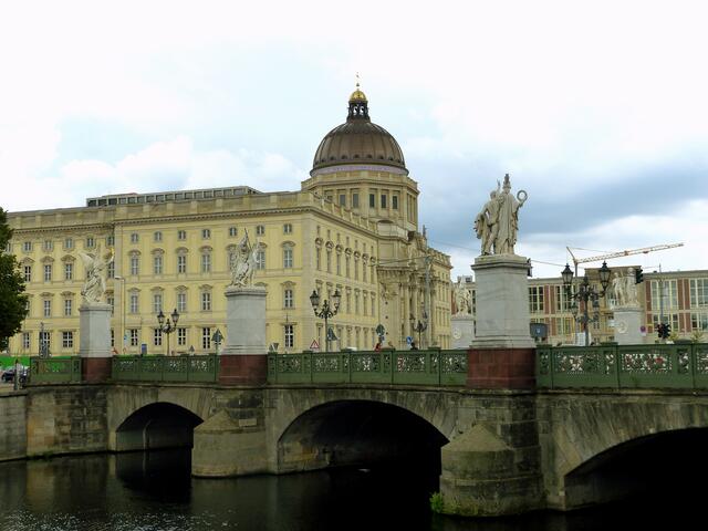 Die Schloßbrücke - neuere Aufnahme endlich mal ohne Baustellen. Aufnahme von der Straße "Am Zeughaus" aus mit Blick auf das Berliner Stadtschloss/Humboldtforum.