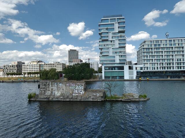 Reste des letzten Pfeilers der ehem. Brommybrücke, die von 1909-1945 Friedrichshain mit Kreuzberg verband, diesmal aufgenommen vom Spreebalkon auf der Kreuzberger Seite. Kurz vor Kriegsende wurde die Brücke gesprengt, um den Vormarsch der Roten Armee aufzuhalten.