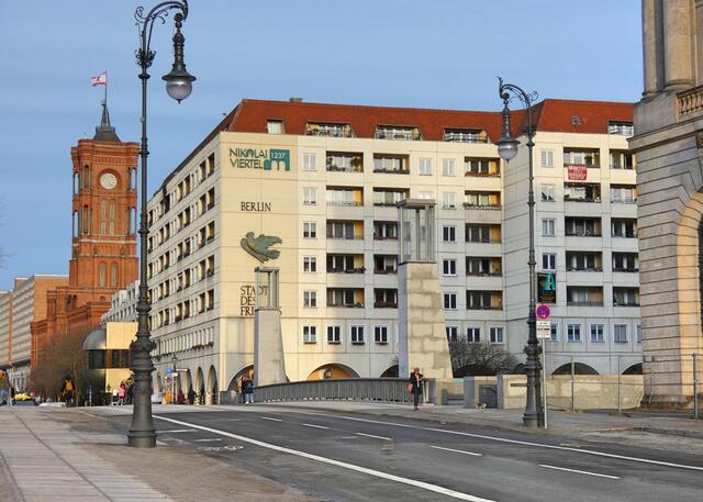 Die Rathausbrücke (bis 1896 Lange Brücke, bis 1951 Kurfürstenbrücke) über die Spree verbindet den Schloßplatz mit der Rathausstraße. Im Zweiten Weltkrieg erlitt die Brücke gegen Ende der Schlacht um Berlin durch Sprengungen von Truppen der Wehrmacht schwerste Beschädigungen, nur das Mittelstück stand noch. Das Reiterstandbild wurde ausgelagert und versank bei der 1946 versuchten Rückführung im Tegeler See. Links das Rote Rathaus.