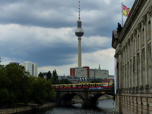 Ob diese Brücke an der Museumsinsel überhaupt einen Namen hat, ist mir nicht bekannt. Die S-Bahn (u.a. S7)  fährt hier durch die Museen und an der andere Seite über den Kupfergraben wieder hinaus. Im Hintergrund sind der Fernsehturm und (ganz klein) die Doppeltürme der Nikolaikirche zu erkennen.