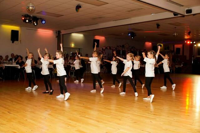 Voller Begeisterung eröffneten die Kids mit ihrem Auftritt die Jubiläumsfeier