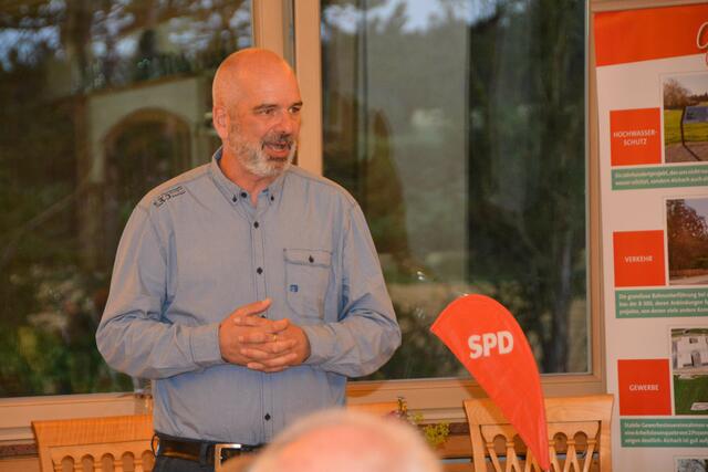 SPD-Vorstandsvorsitzender Marco Laves dankte seinen Vorgänger Walter Jöckel