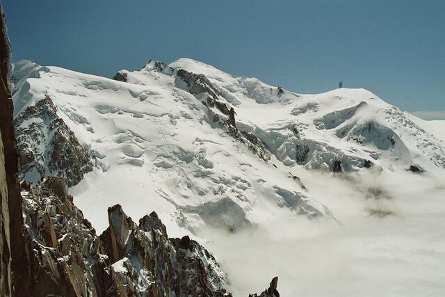 Will man den Montblanc besteigen (Bildmitte im Hintergrund), muss zunächst die vergletscherte Flanke des Mont Tacul erklommen werden. 2008 ging dort durch Eisbruch eine Lawine ab.