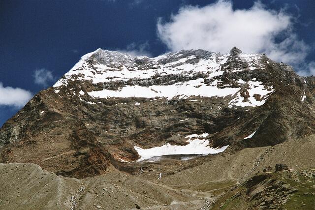 In den meisten Fällen geschehen Unfälle allerdings durch eigenes Verschulden, besonders im Abstieg, wenn Kraft und Konzentration nachlassen. 2012 kamen am Lagginhorn bei Saas Fee fünf Deutsche ums Leben. Auf dem linken Firnfeld, kurz unterhalb des Gipfels, geschah das Unglück.
