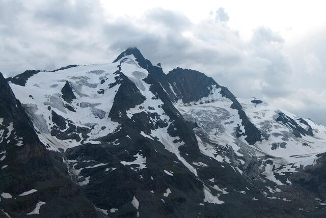 Wenn der Firn zu sehr ausapert, wie hier am Großglockner, wird der Aufstiegsweg über den Gletscher, das Hofmannskees (links), aus Sicherheitsgründen verboten.