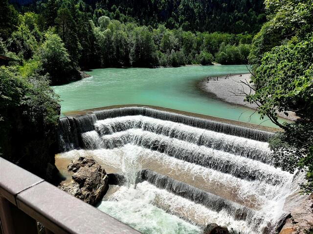 über die Wasserschnellen führt der Lech sein Wasser ins Tal und durch Füssen durch