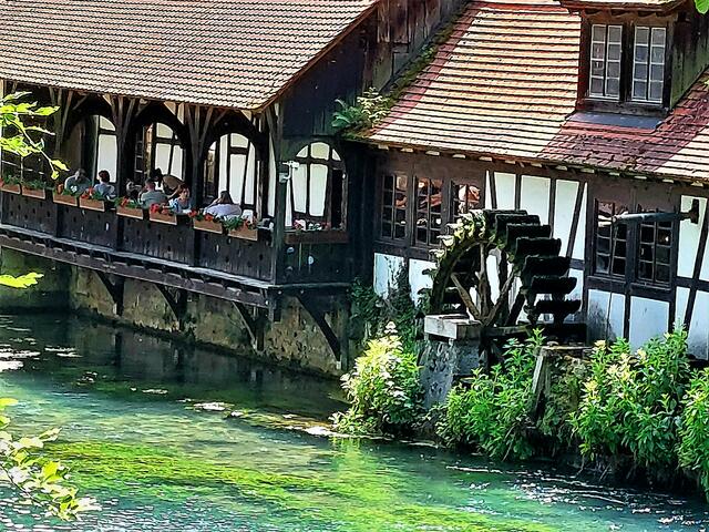 Ein altertümliches Wasserwerk erzeugt immer noch Strom