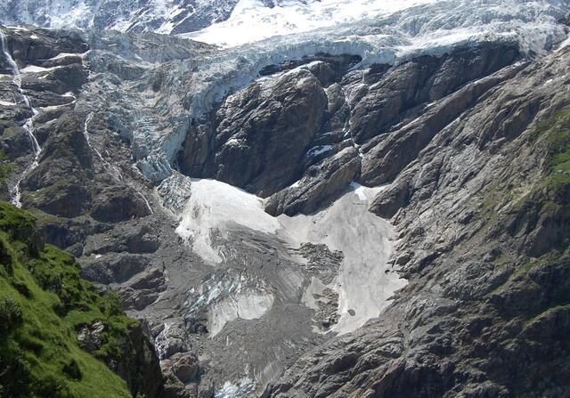 Gerade ist vom Fieschergletscher in der Unteren Grindelwaldschlucht eine Eiswand abgebrochen. Als weißleuchtende Lawine fließt sie über die grauen Schotterhänge. Der Luftdruck erzeugt ein grollendes Donnern.