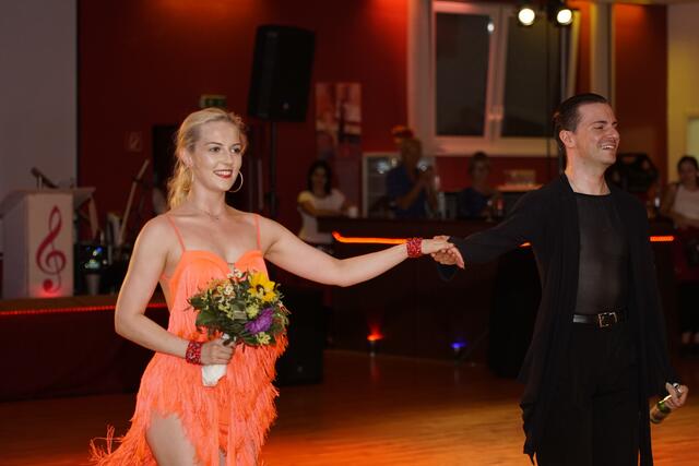 Sandra Schüssler und Benedikt Seigner bedankten sich nach ihrer Latein- und Standard-Tanzshow beim Publikum