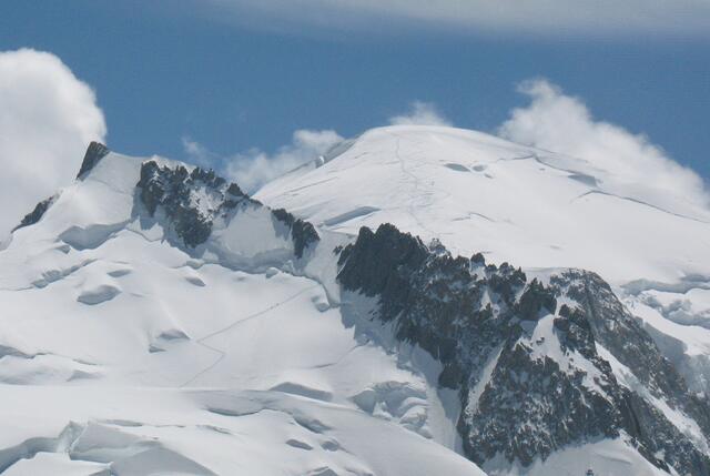 Auch die Steilflanke des Mont Maudit liegt auf diesem Weg.