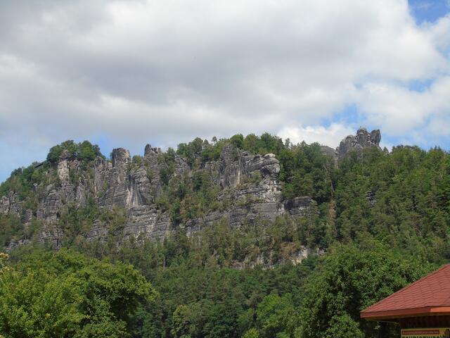 Die Bastei aus einiger Entfernung...