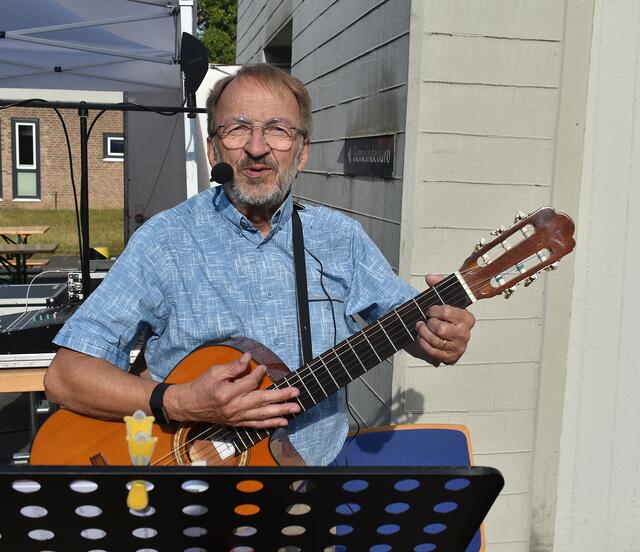 Livemusik mit Gitarre.