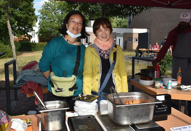 Beim Gemeindefest ging es international zu: Hier gab es Frühlingsrollen.
