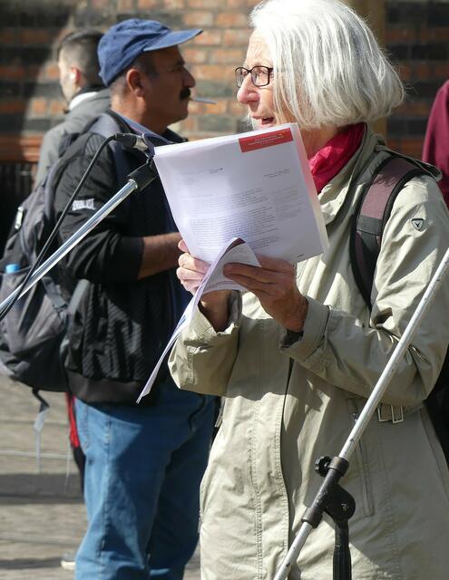 Flaggentag in Bremen: Barbara Heller bei der begleitenden Kundgebung vor dem Bremer Rathaus.