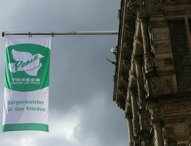 Das Bremer Rathaus wurde jetzt im dritten Jahr hintereinander mit der Fahne der "Mayors for Peace" beflaggt. Eine Ermutigung für alle, die für die Abschaffung der Atomwaffen aktiv sind.