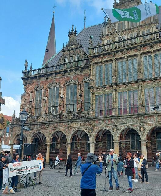 Flaggentag in Bremen: unübersehbar die Forderung nach Unterzeichnung des UN-Atomwaffenverbotsvertrags.