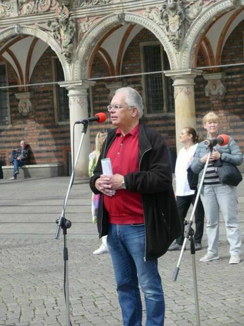 Flaggentag in Bremen: Ekkehard Lentz begrüßte die Teilnehmerinnen und Teilnehmer der begleitenden Kundgebung vor dem Bremer Rathaus.