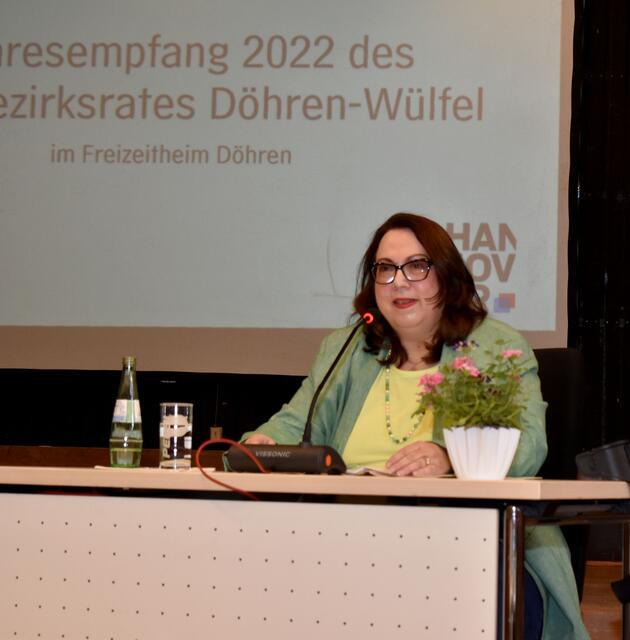 Bezirksbürgermeisterin Antje Kellner hält eine Rede.