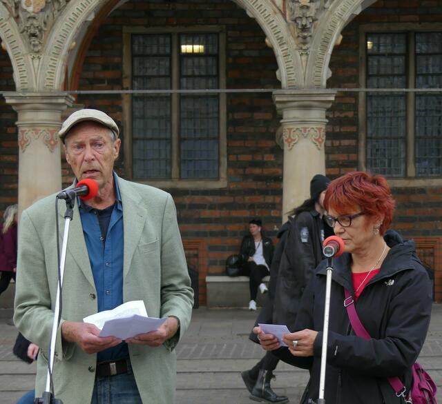 Flaggentag in Bremen:Andrea Spangenberg und Volkert Ohm bei der begleitenden Kundgebung vor dem Bremer Rathaus.