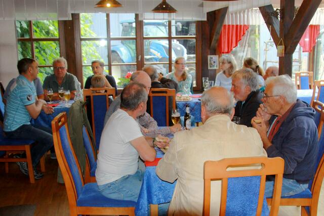 Blick zu den Besuchern des Stammtisches