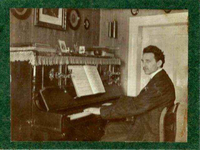 Harry am Klavier, Deisterstraße 44