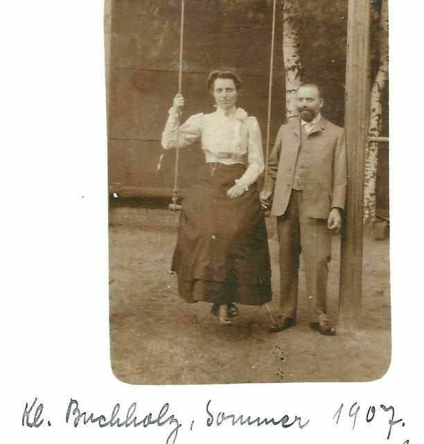 Eine Schaukel ist schon da, Kinder noch nicht.