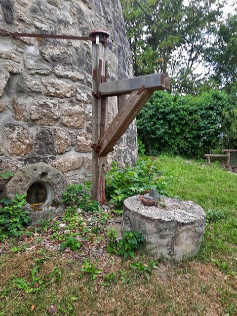 ein nachempfundener Steinkran an der Mühle